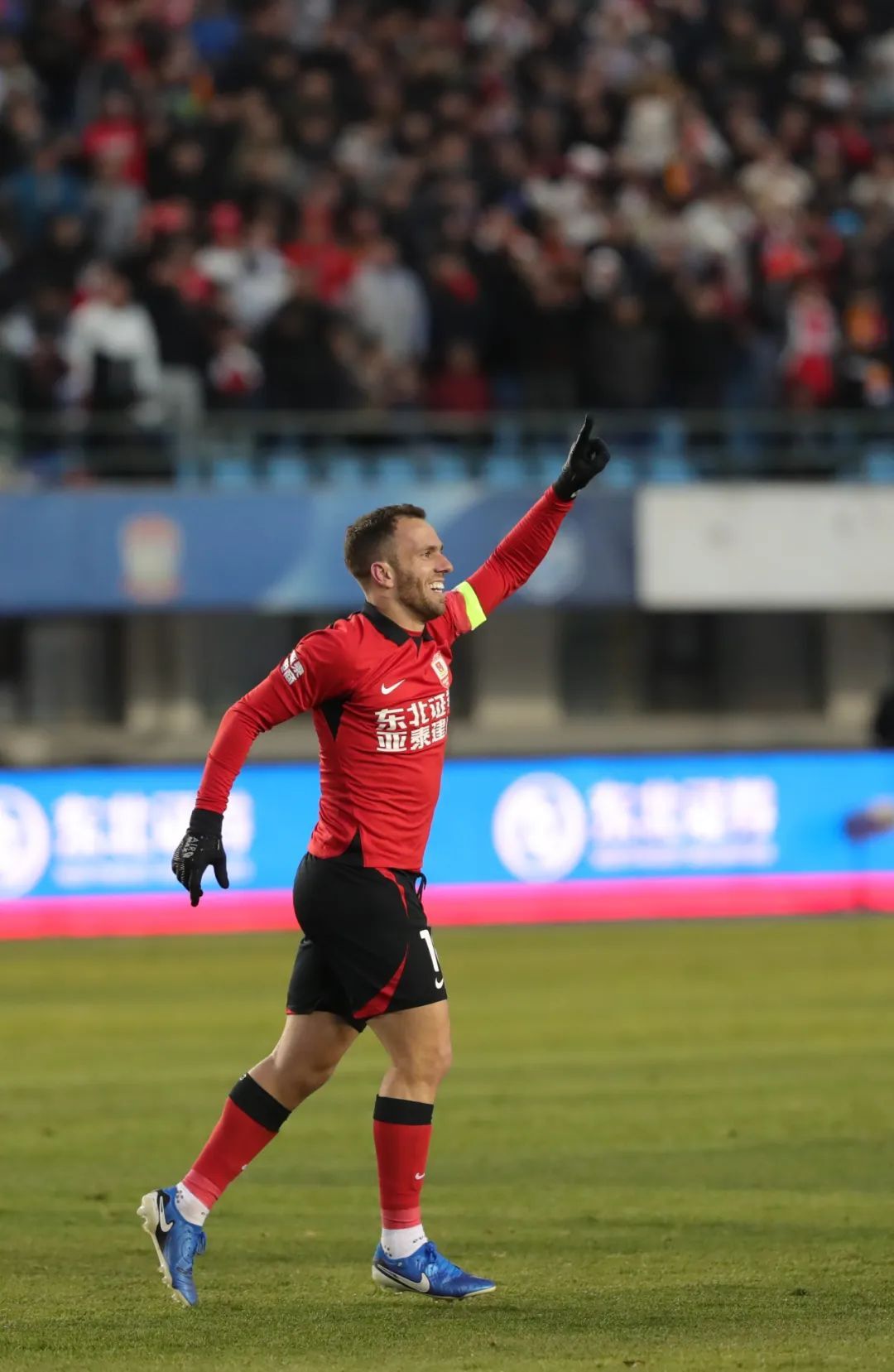 关于马赛迎中超关键赛；转会期单刀错失；气氛紧张；临场指挥获称赞的信息