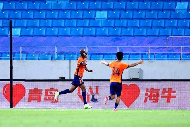 关于马赛迎中超关键赛；转会期单刀错失；气氛紧张；临场指挥获称赞的信息