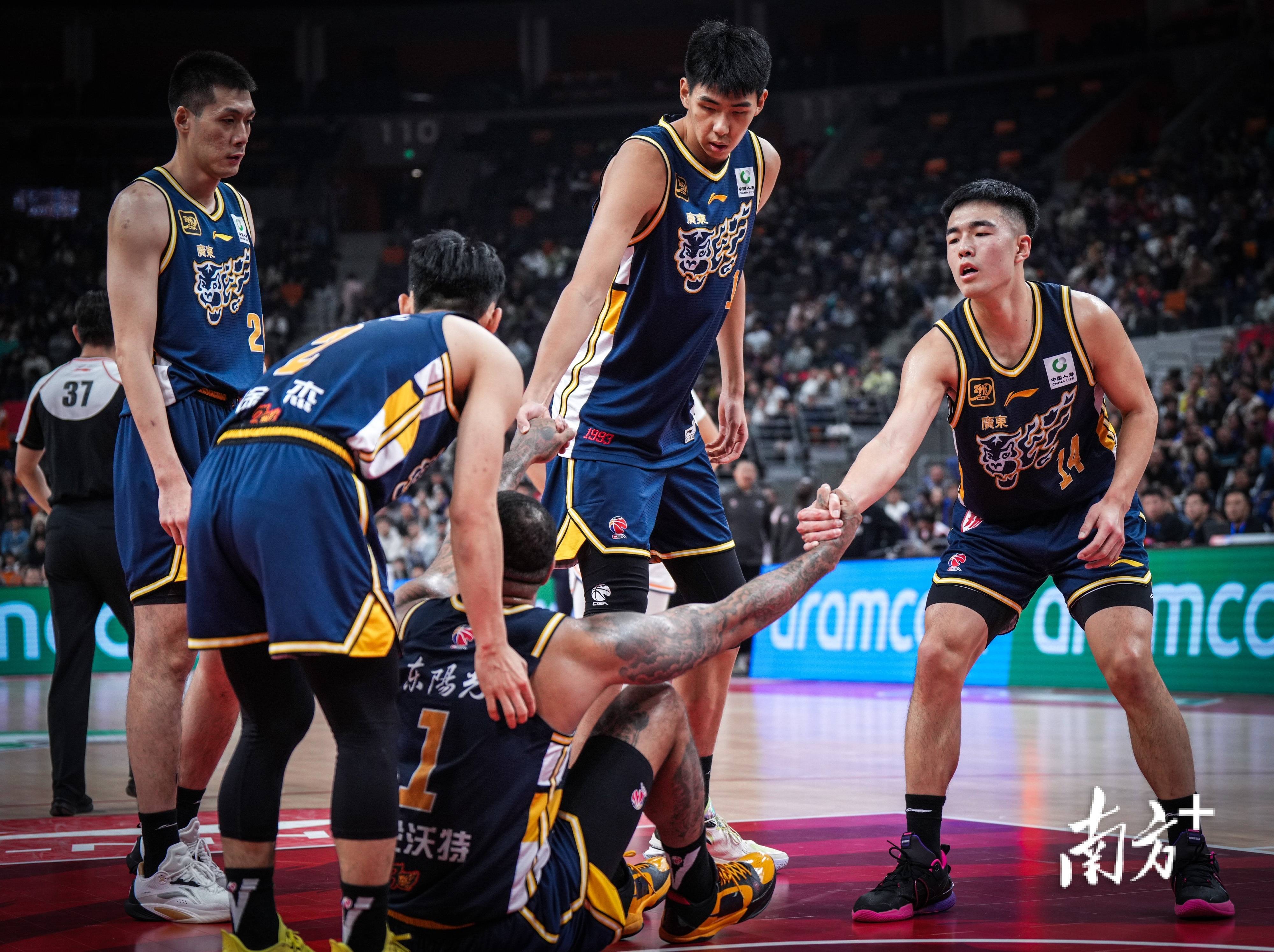 广州队发布备战花絮，赛前防线松动，CBA常规赛任务艰巨，团队化学反应显著的简单介绍